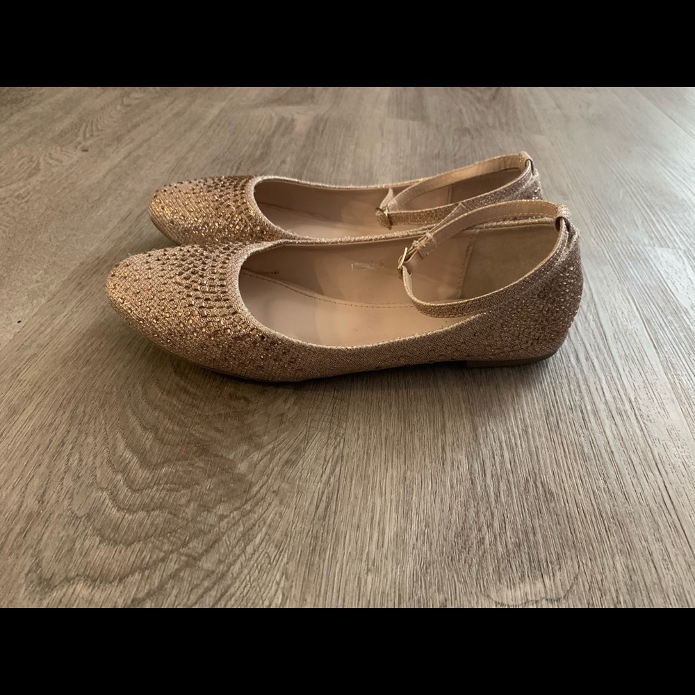 Flats with a strap